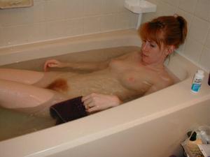 Обнаженная женщина купается в ванной и просто показывает тело - фото #45