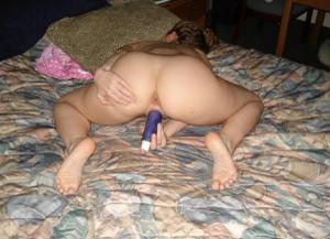 Женщина на кровати удовлетворяет себя двумя вибраторами - фото #5