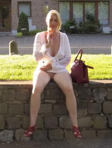 Зрелая деваха сверкает голой мандой и сиськами в общественных местах - фото #102