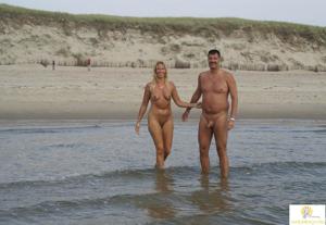 Муж и жена устраивают эротическую фотосессию на пляже - фото #1