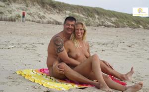 Муж и жена устраивают эротическую фотосессию на пляже - фото #2