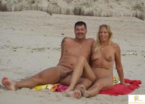 Муж и жена устраивают эротическую фотосессию на пляже