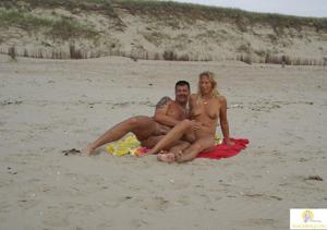 Муж и жена устраивают эротическую фотосессию на пляже - фото #6