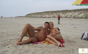 Муж и жена устраивают эротическую фотосессию на пляже - фото #7