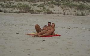 Муж и жена устраивают эротическую фотосессию на пляже - фото #8