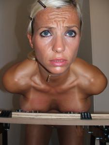 40 летняя блондинка светит голыми сисями и бритой киской во время фотосессии - фото #11