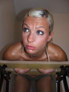 40 летняя блондинка светит голыми сисями и бритой киской во время фотосессии - фото #6