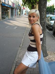 40 летняя блондинка светит голыми сисями и бритой киской во время фотосессии - фото #74