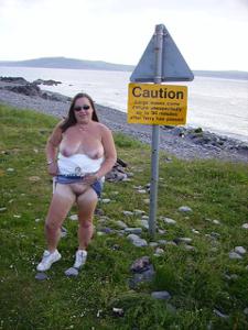 Толстая баба с жирными ляшками огурцом дрочит вагину - фото #27