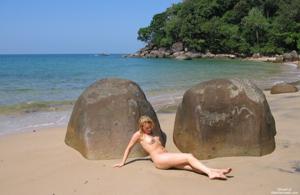 20 летняя модель позирует без бикини на берегу моря - фото #12