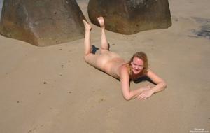 20 летняя модель позирует без бикини на берегу моря - фото #15