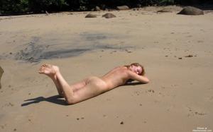 20 летняя модель позирует без бикини на берегу моря - фото #16