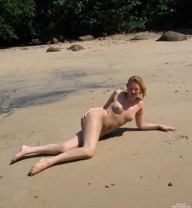 20 летняя модель позирует без бикини на берегу моря - фото #17