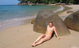 20 летняя модель позирует без бикини на берегу моря - фото #18