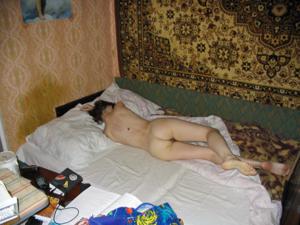 Обнаженная стройная милашка сама себе ласкает киску на домашней кровати - фото #10
