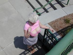 Старая бабулька как шлюха занимается сексом с одинокими холостяком - фото #86