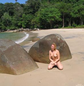 Интимные фото элитной красавицы на морском пляже - фото #11