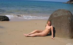 Интимные фото элитной красавицы на морском пляже - фото #19