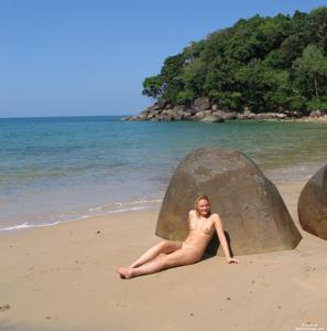 Интимные фото элитной красавицы на морском пляже - фото #20