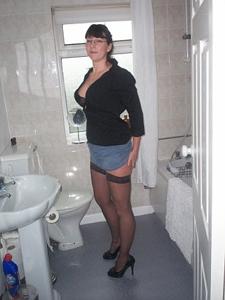 Домохозяйка с шикарными формами без лифчика позирует для сайта знакомств - фото #25