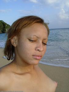 Мулатка показывает голую пизду на пляже - фото #13