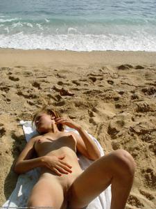 Мулатка показывает голую пизду на пляже - фото #56