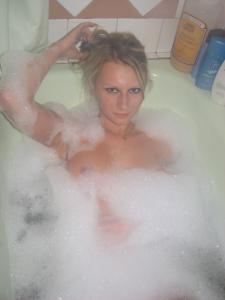 После ванной блондинка показала голую попку и сиськи - фото #17