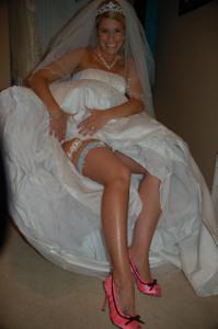 Сексуальная невеста показывает нижнее белье - фото #20