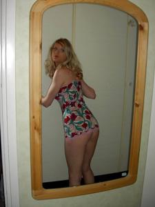 Секси блондинка в красном корсете без трусиков - фото #11