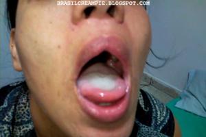 Бразильянка кушает сперму ложкой - фото #3