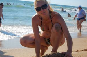 Девка с классной попкой на пляже в купальнике - фото #14