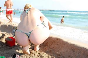 Девка с классной попкой на пляже в купальнике - фото #4
