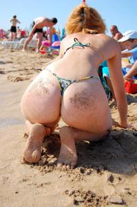 Девка с классной попкой на пляже в купальнике - фото #5