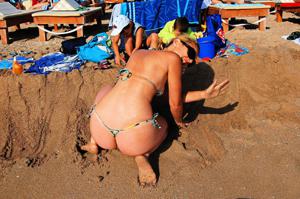 Девка с классной попкой на пляже в купальнике - фото #6
