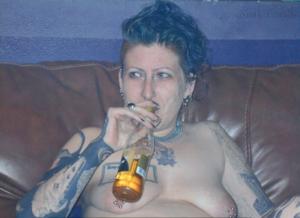Пожилая женщина панк пьет, курит и мастурбирует - фото #22