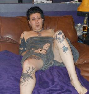 Пожилая женщина панк пьет, курит и мастурбирует - фото #4