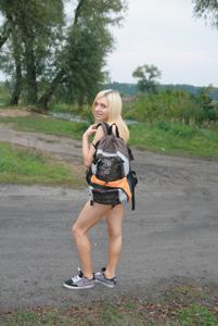 Молодая нудистка гуляет голая по заброшенной деревне - фото #3