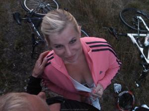 Испачкал спермой лицо блондинки во время велопрогулки по лесу - фото #8