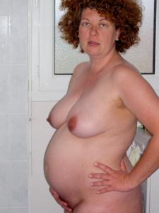 Обнаженная беременная француженка с кудрявыми волосами