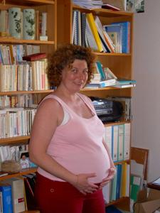 Обнаженная беременная француженка с кудрявыми волосами - фото #10