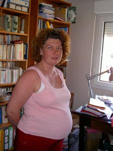 Обнаженная беременная француженка с кудрявыми волосами - фото #11