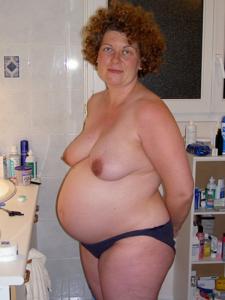 Обнаженная беременная француженка с кудрявыми волосами - фото #19
