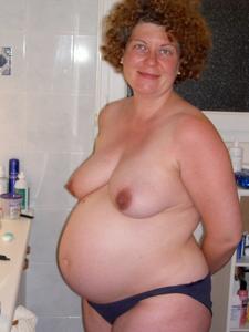 Обнаженная беременная француженка с кудрявыми волосами - фото #20
