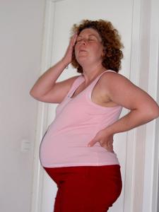 Обнаженная беременная француженка с кудрявыми волосами - фото #9