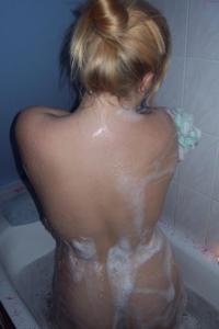 Взрослая блондинка моется в ванной - фото #30