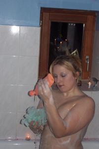 Взрослая блондинка моется в ванной - фото #34
