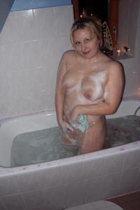 Взрослая блондинка моется в ванной - фото #39