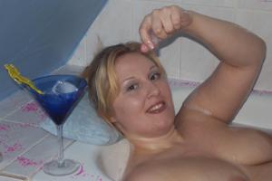 Взрослая блондинка моется в ванной - фото #6