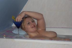 Взрослая блондинка моется в ванной - фото #7