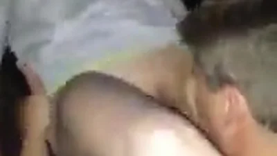 Lui sta scopando la sua ragazza nel retro di un pickup